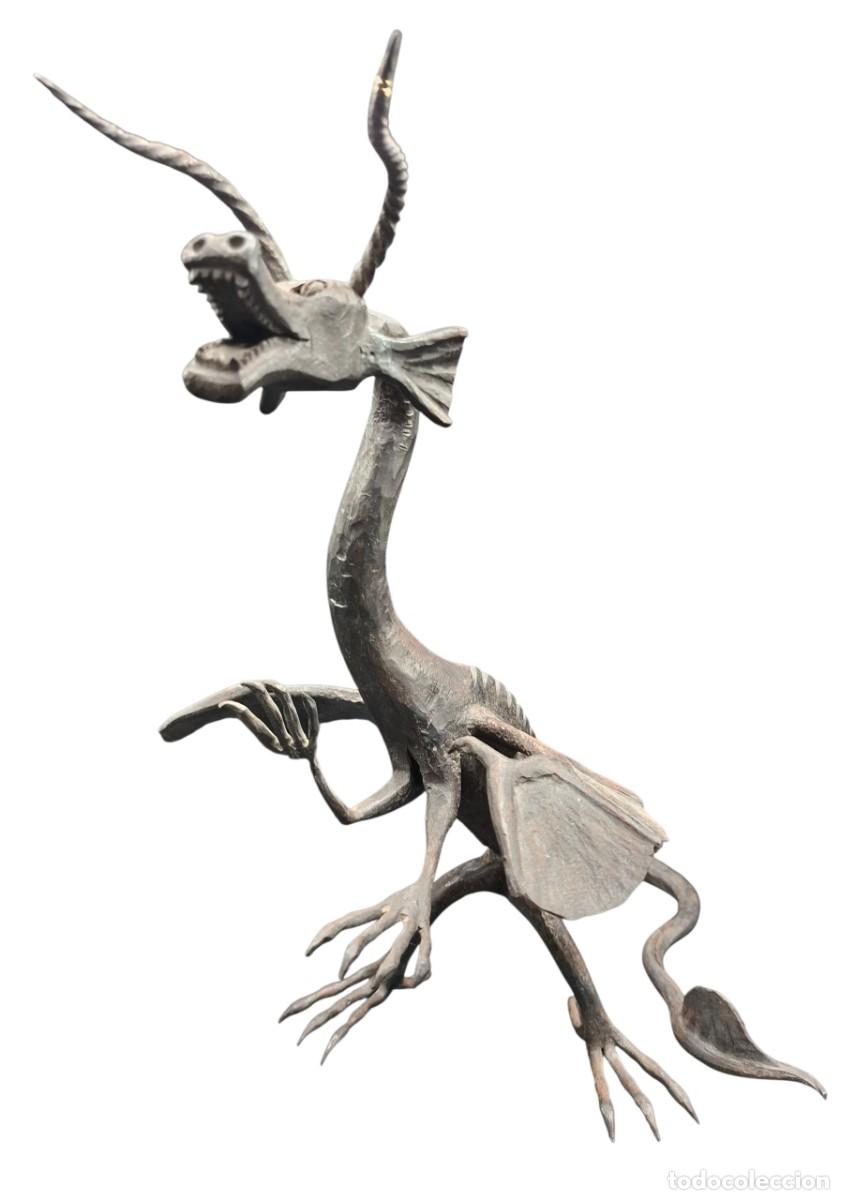 Antig&uuml;edades: Escultura de Dragon modernista en hierro forjado firmado.