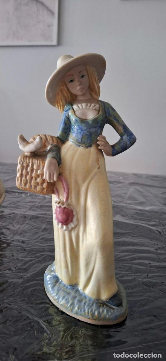 Antig&uuml;edades: Mujer con cesta de porcelana