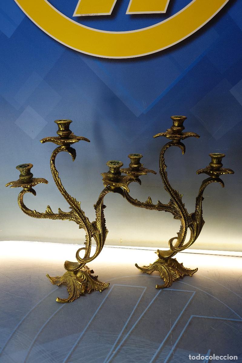 Antig&uuml;edades: Pareja de candelabros de bronce tres brazos estilo barroco 36 cm