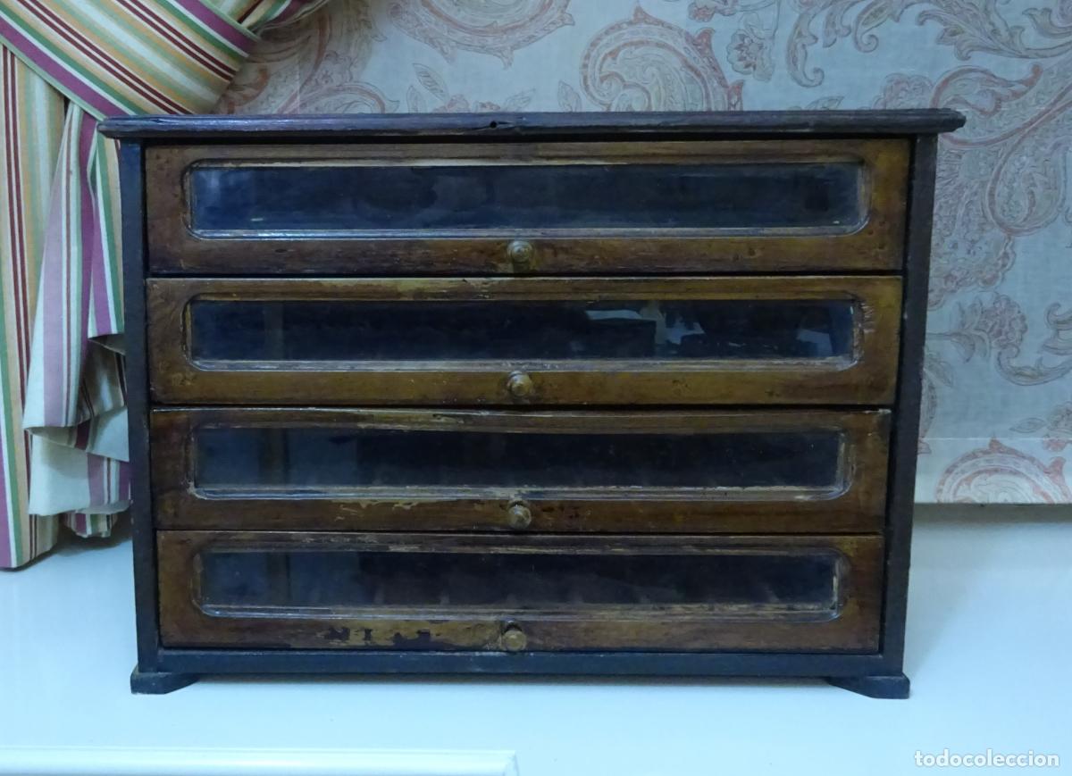 Antig&uuml;edades: MUEBLE EXPOSITOR CUATRO CAJONES CON FRONTAL DE CRISTAL. ALTO 34 CM ANCHO 47,5 CM FONDO 26 CM