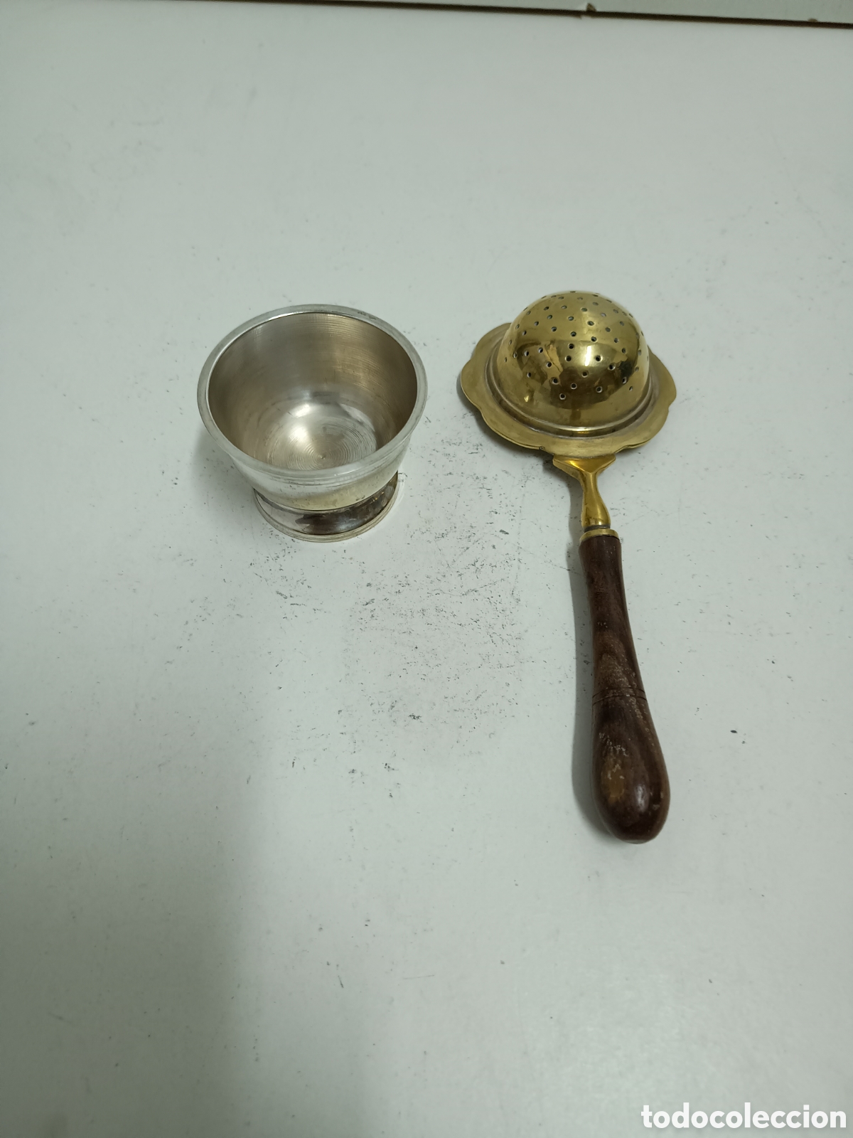 Antig&uuml;edades: COLADOR DE T&Eacute; DE BRONCE/LAT&Oacute;N Y MANGO DE MADERA - Foto 2