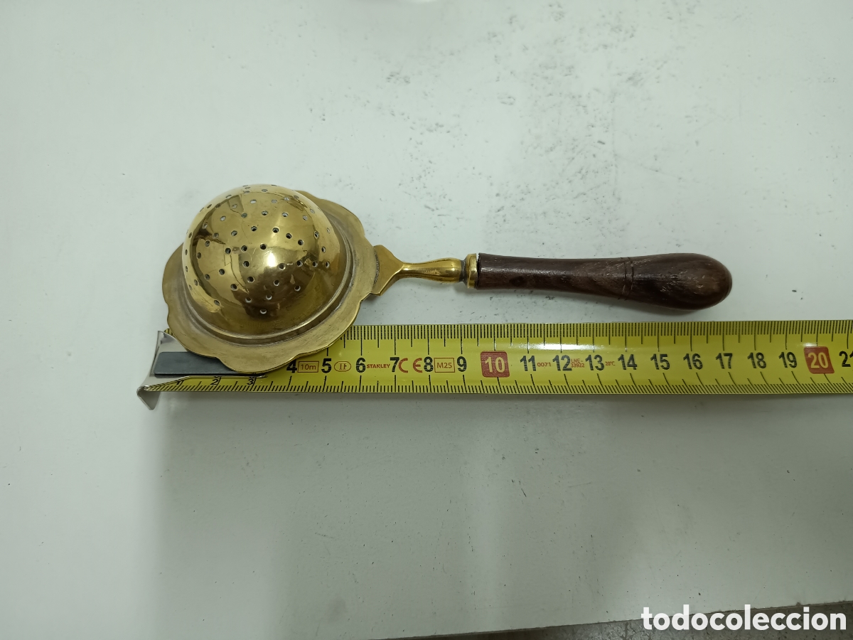 Antig&uuml;edades: COLADOR DE T&Eacute; DE BRONCE/LAT&Oacute;N Y MANGO DE MADERA - Foto 3