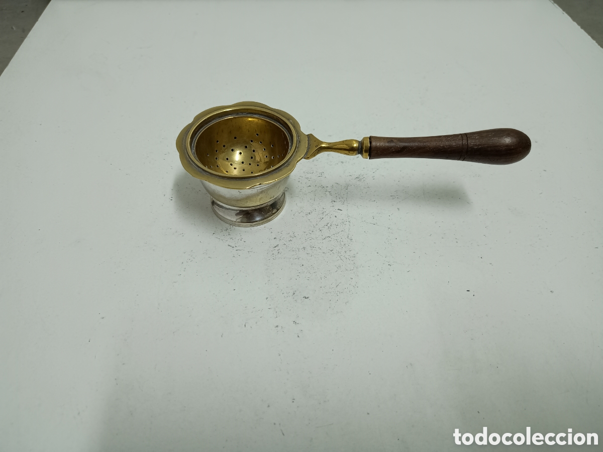 Antig&uuml;edades: COLADOR DE T&Eacute; DE BRONCE/LAT&Oacute;N Y MANGO DE MADERA