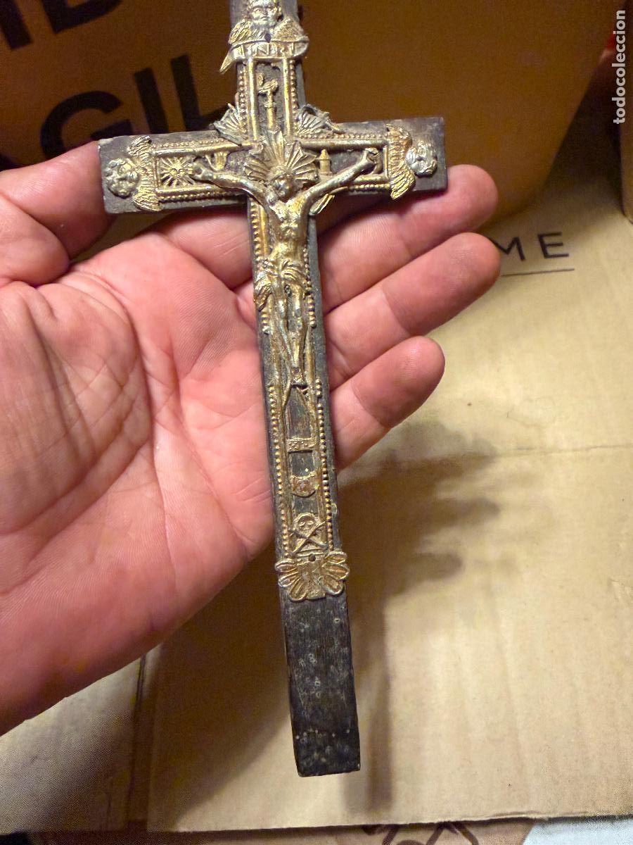 Antig&uuml;edades: Cruz de madera y chapa
