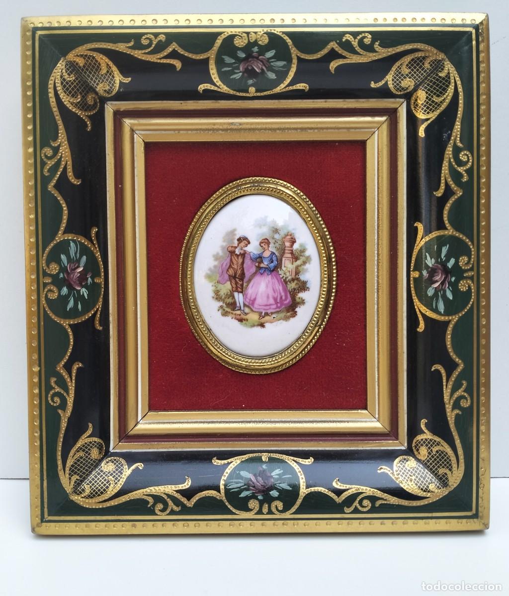 Antiguidades: LIMOGES. PAREJA PORCELANAS PINTADAS A MANO ESTILO FRAGONARD CON MARCO ROCOC&Oacute; PAN DE ORO. A&Ntilde;OS 50-60.