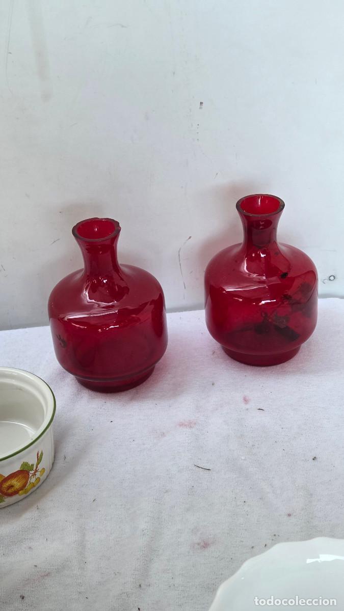 Antig&uuml;edades: 2 botellas de cristal color granate