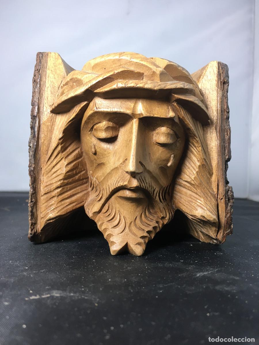 Antig&uuml;edades: Talla sobre tronco de madera de la cabeza de Jesucristo. a&ntilde;os 1950s.