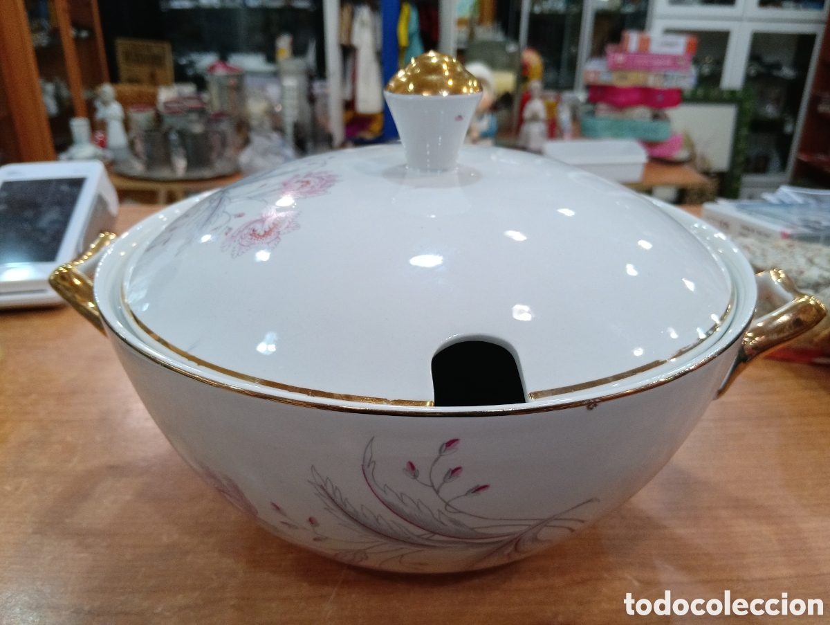 Antig&uuml;edades: Sopera porcelana San Claudio de Oviedo. Espa&ntilde;a. Asas y cubierta decoradas con dorado
