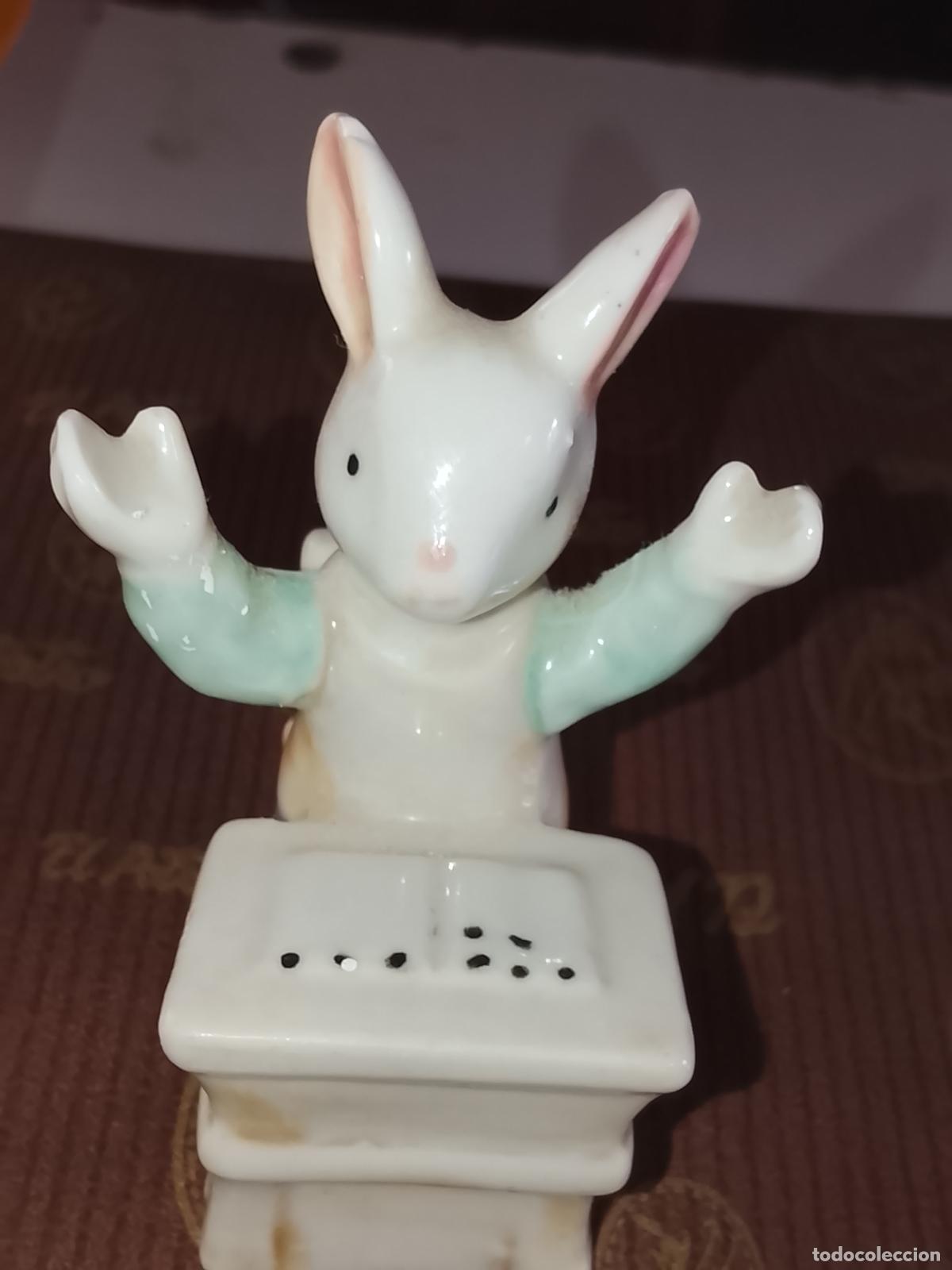 Antig&uuml;edades: porcelana ceramica figura conejo conejito en la escuela colegio pupitre de coleccion