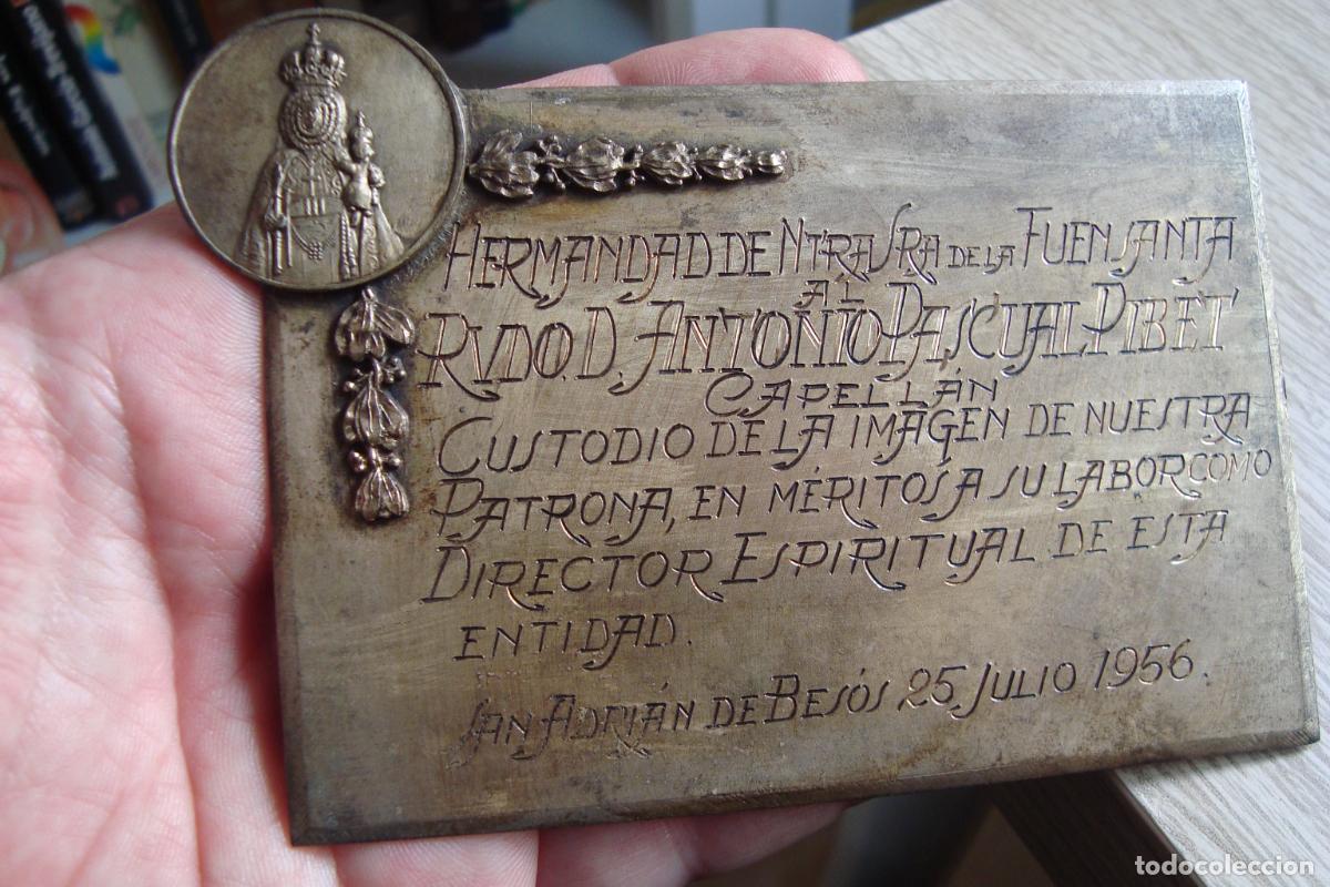 Antig&uuml;edades: PLACA HERMANDAD VIRGEN FUENSANTA SANT ADRIA BESOS 1956 AL RVDO. ANTONIO PASCUAL PIBET.