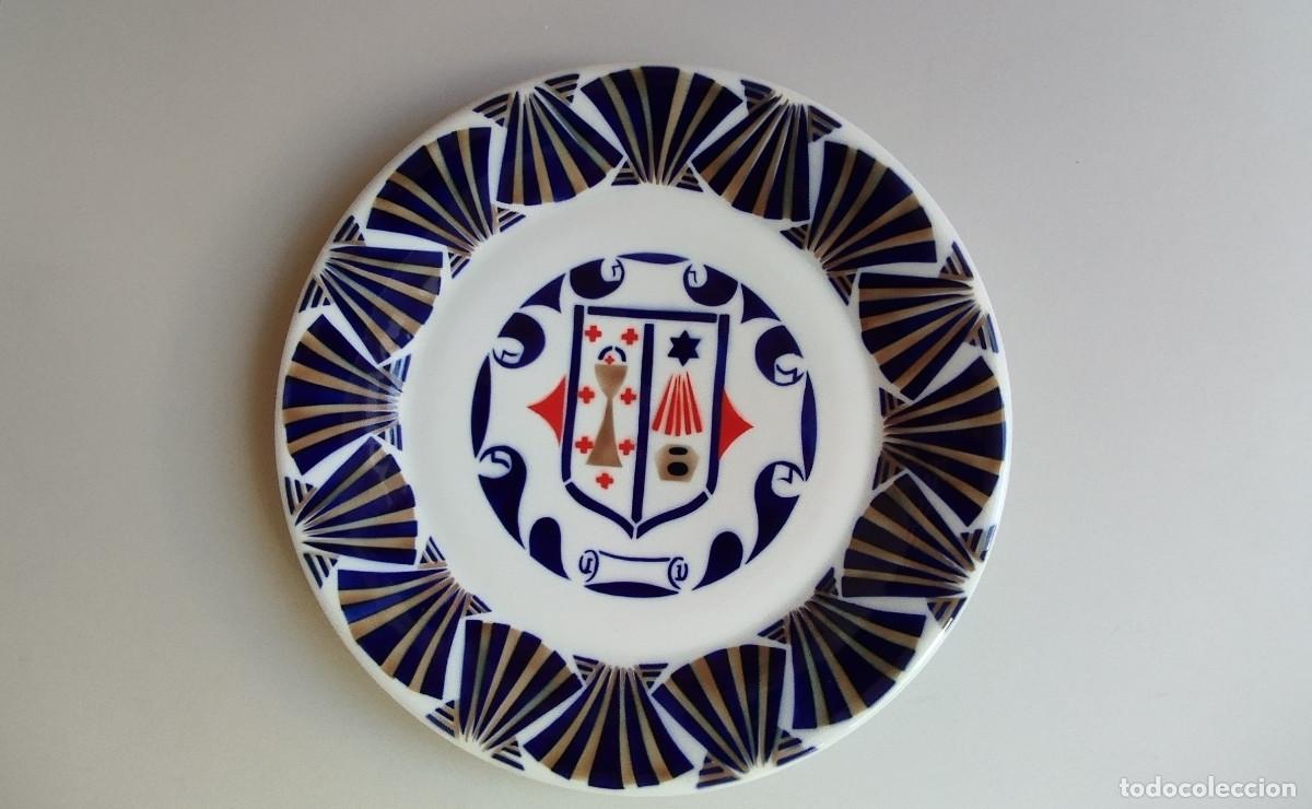 Antig&uuml;edades: Plato de porcelana de 27 cm, con el escudo de la Ciudad de Santiago - Sargadelos