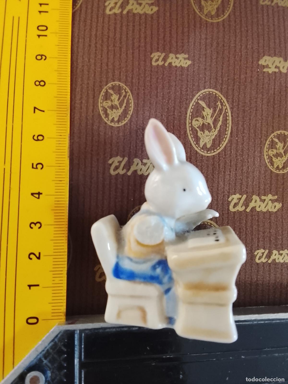 Antig&uuml;edades: porcelana ceramica figura conejo conejito en la escuela colegio pupitre de coleccion