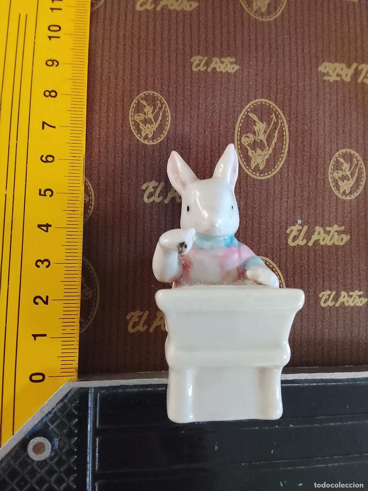 Antig&uuml;edades: porcelana ceramica figura conejo conejito en la escuela colegio pupitre de coleccion