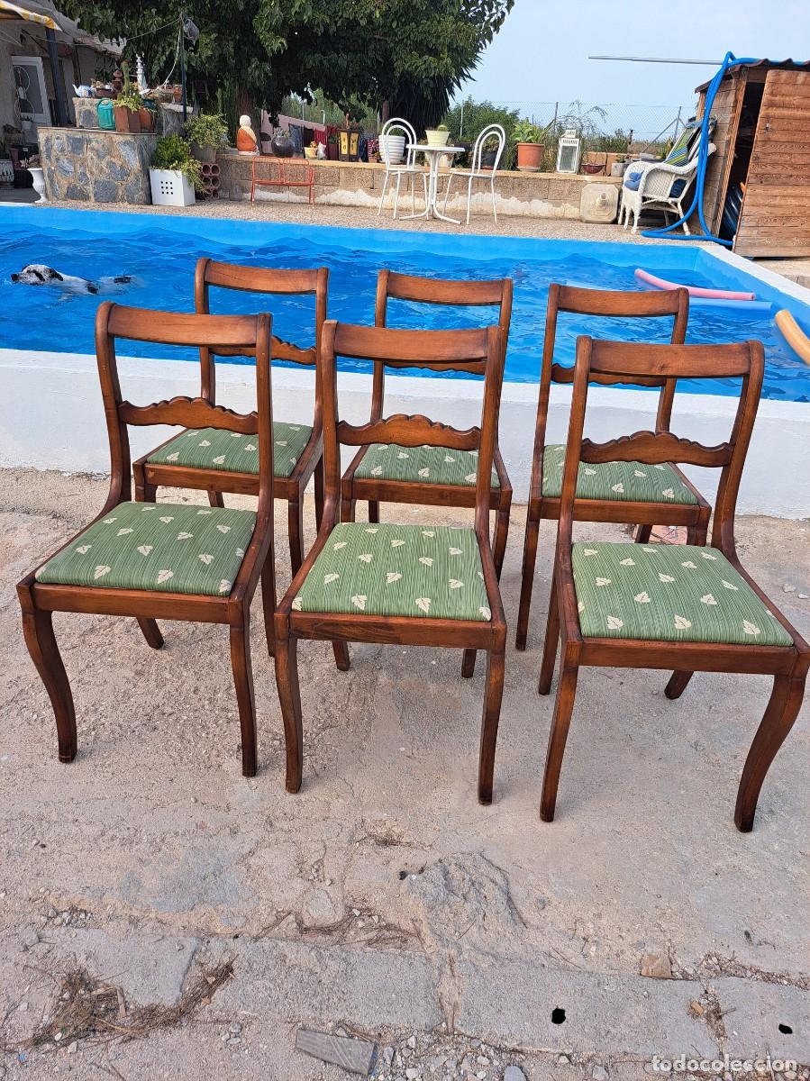 Antig&uuml;edades: Juego de sillas de comedor de caoba tapizado en verde estampado.