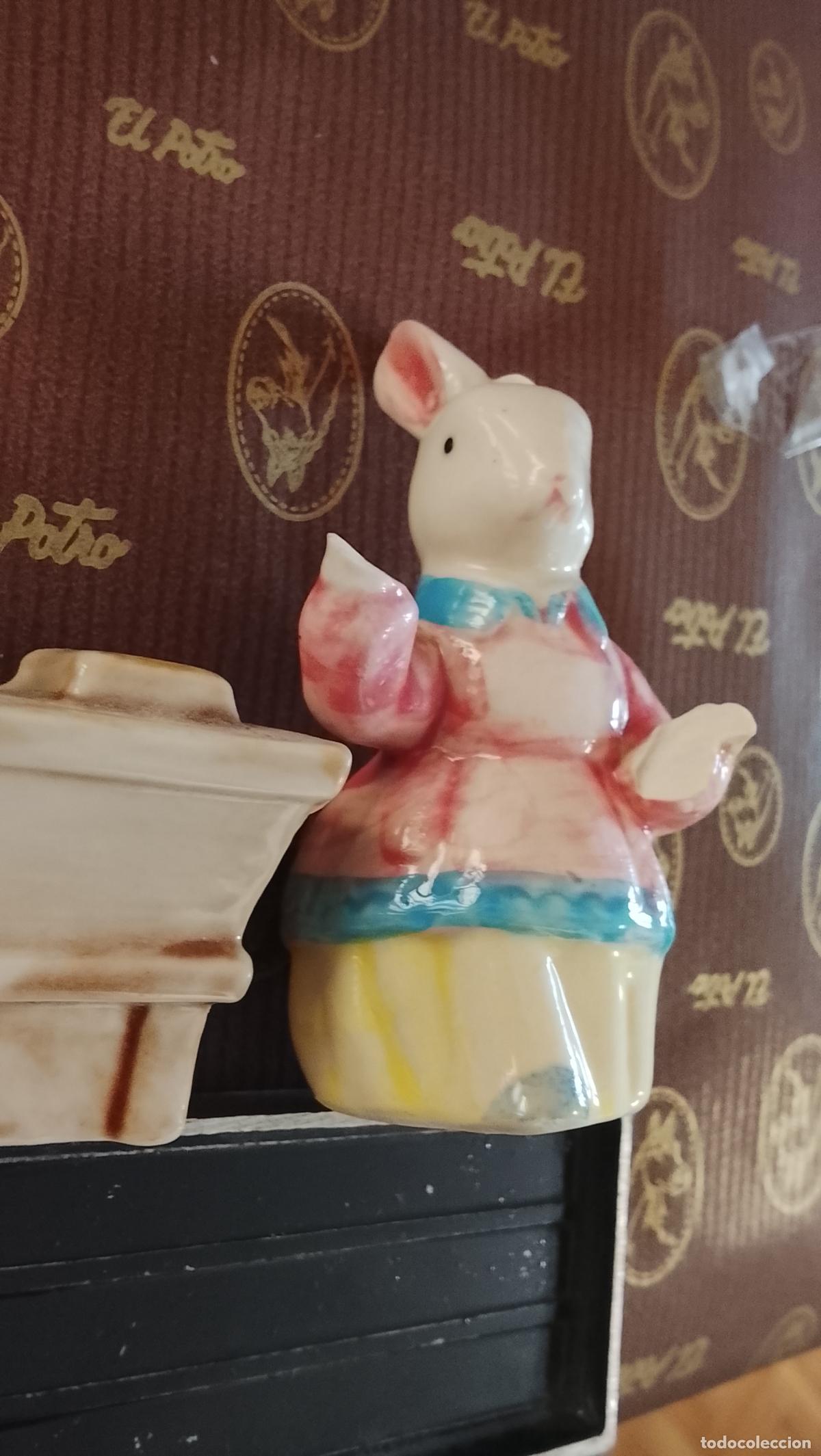 Antig&uuml;edades: porcelana ceramica figura conejo conejito en la escuela colegio pupitre de coleccion