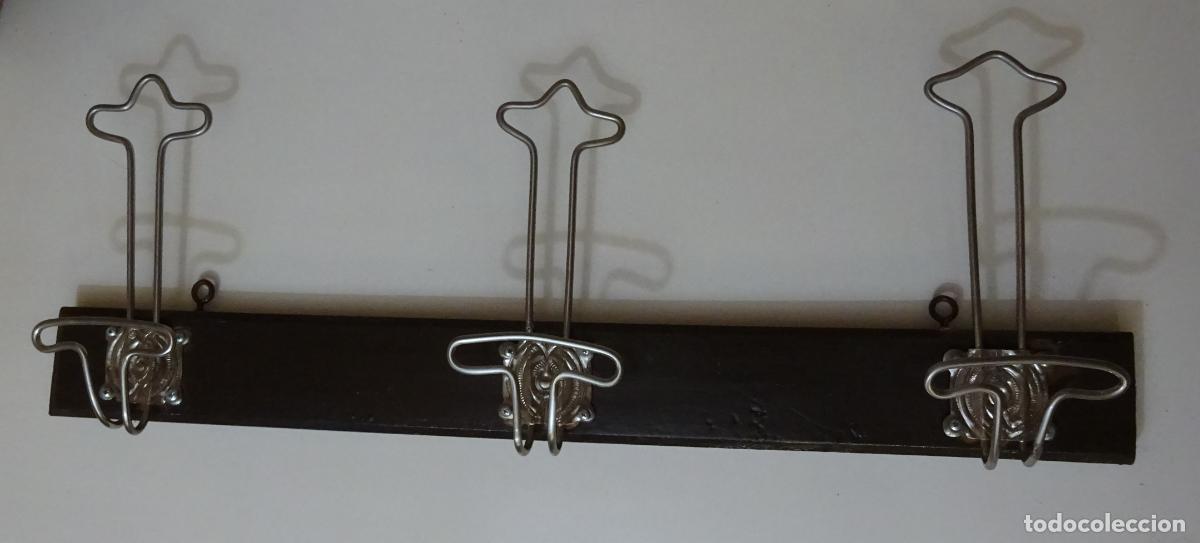 Antig&uuml;edades: PERCHERO DE PARED ANTIGUO CON UNA BARRA DE MADERA Y TRES GANCHOS MET&Aacute;LICOS DOBLES