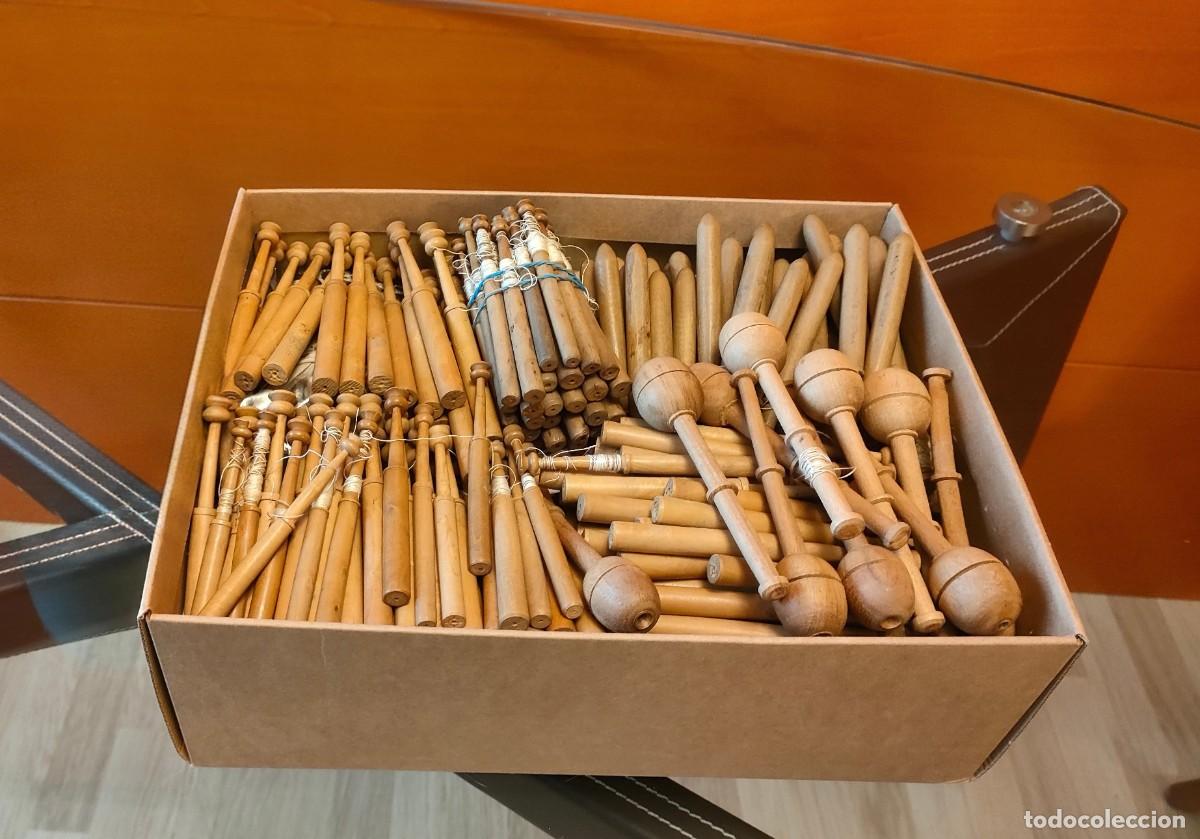 Antig&uuml;edades: Bolillos de madera y muestras de encajes
