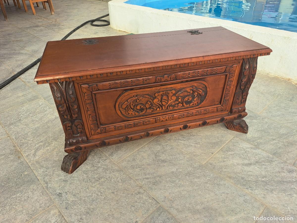 Antig&uuml;edades: Precioso Ba&uacute;l de madera de caoba tallada con patas de Leon. Trisconi & Fils