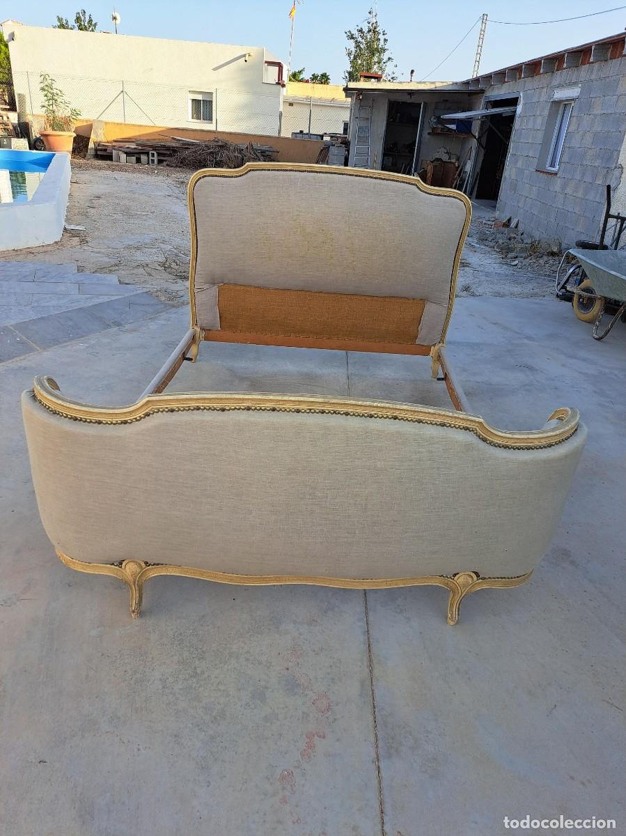 Antig&uuml;edades: Antigua cama francesa de estilo Luis XV , madera tallada y tapizado gris claro,con toques en dorado