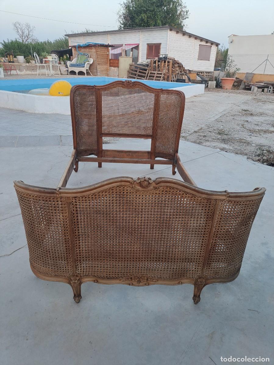 Antig&uuml;edades: Exquisita cama estilo Luis xv de madera de roble tallada y rat&aacute;n doble.