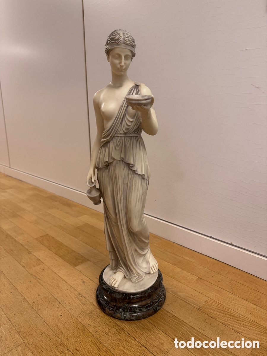 Antig&uuml;edades: Figura/Estatua estilo cl&aacute;sico de Hebe (Diosa de la juventud) - Peana de m&aacute;rmol