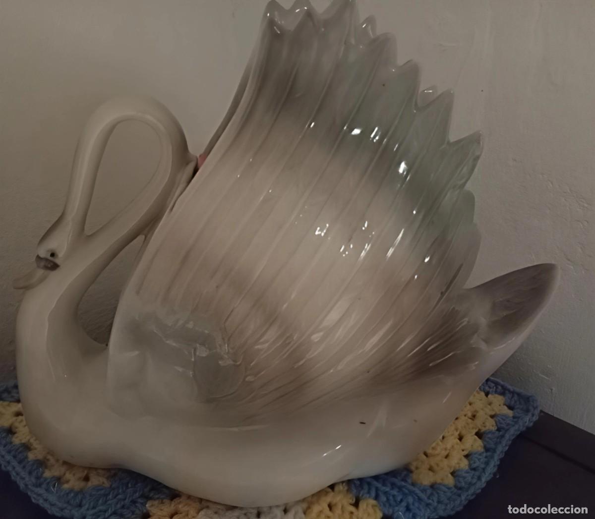 Antig&uuml;edades: Cisne de cer&aacute;mica blanco y gris