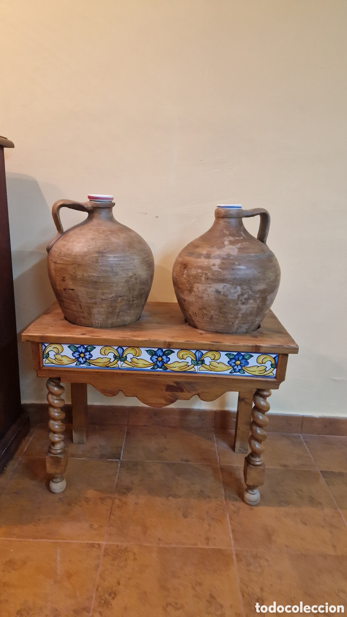 Antig&uuml;edades: Mesa r&uacute;stica de madera con azulejos decorativos + 2 c&aacute;ntaros de barro