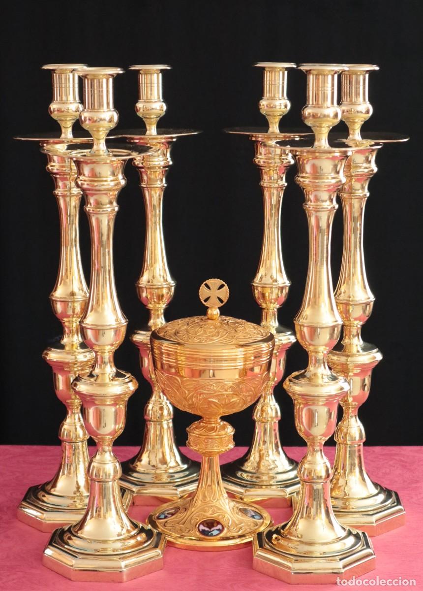 Antig&uuml;edades: Conjunto de seis candeleros de altar elaborados en lat&oacute;n dorado. Med. S. XX. Miden 50 cm de alt.