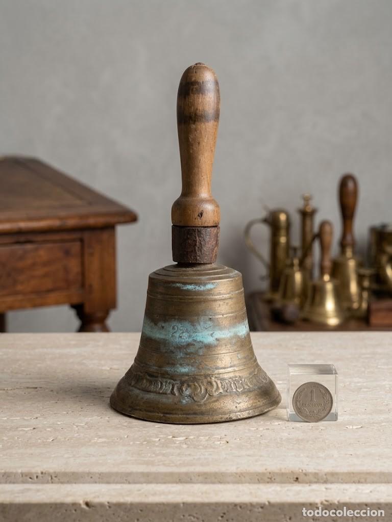 Antig&uuml;edades: Campana de mano en bronce. P&aacute;tina antigua. Escolar/iglesia