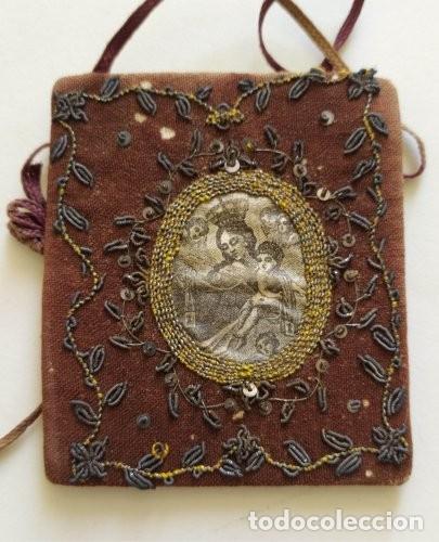 Antiquit&auml;ten: Parte de un escapulario bordado de la Virgen del Carmen. Detr&aacute;s una imagen de San Jos&eacute;