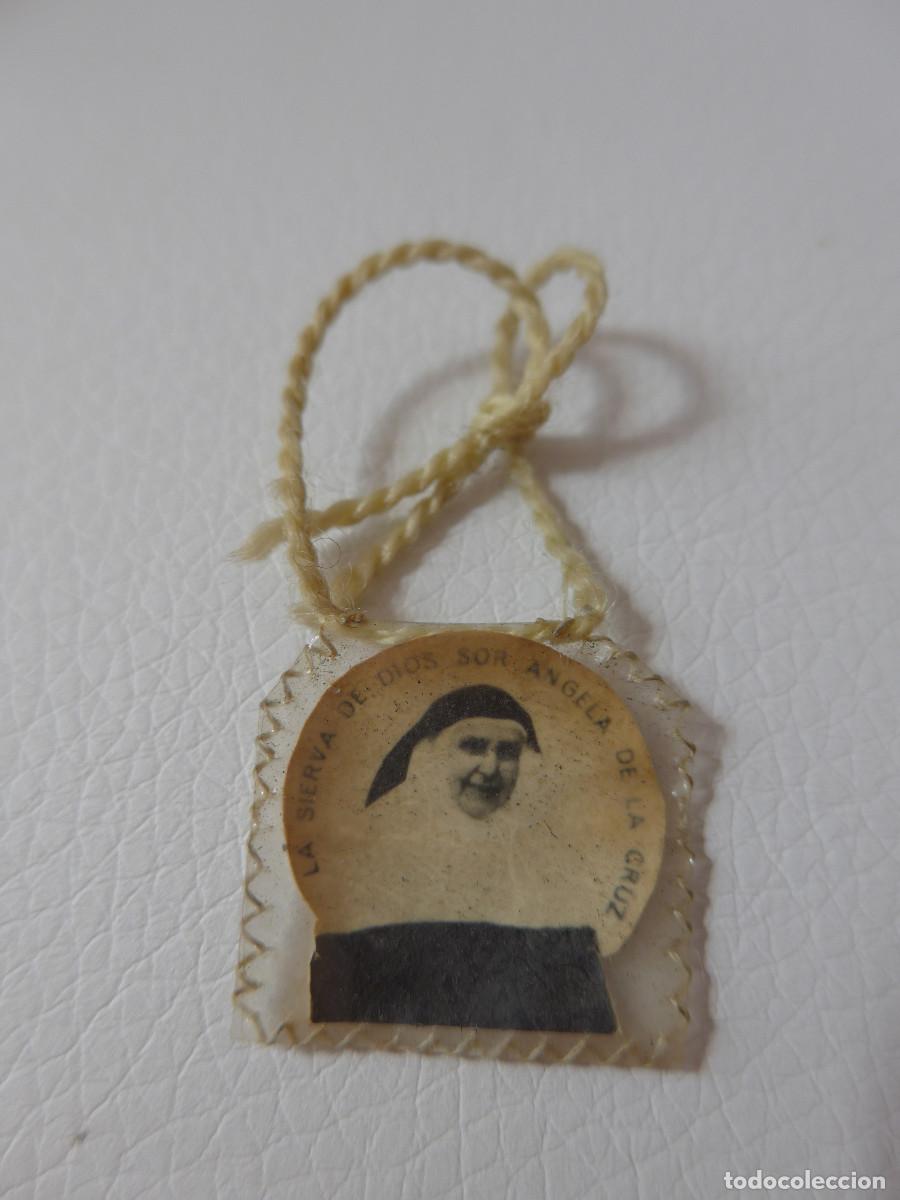 Antig&uuml;edades: ESCAPULARIO CON RELIQUIA DE SOR ANGELA DE LA CRUZ COMPA&Ntilde;IA DE HERMANAS DE LA CRUZ SEVILLA