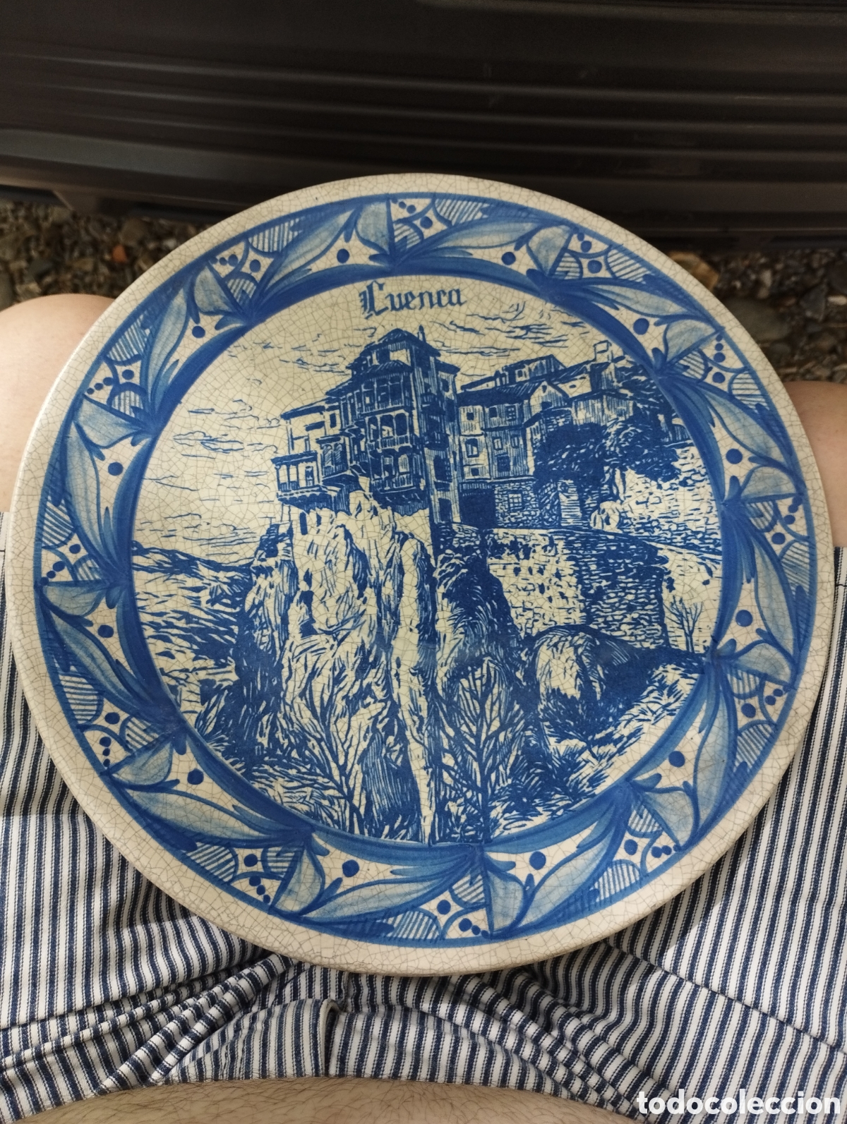 Antig&uuml;edades: Este es un plato decorativo de cer&aacute;mica con una ilustraci&oacute;n en azul y blanco de las Casas Colgadas d