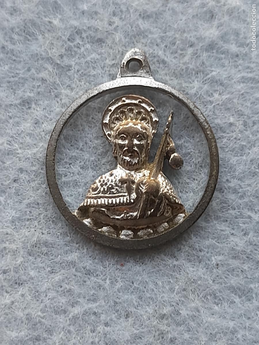 Antig&uuml;edades: Medalla Ap&oacute;stol Santiago. Metal.