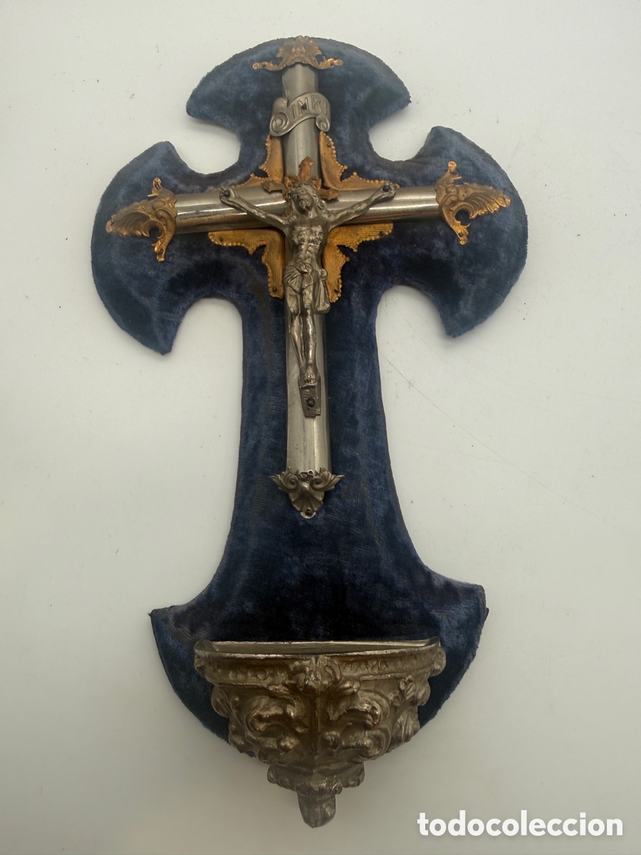 Antiguidades: Antigua benditera de pared con crucifijo en metal plateado y terciopelo azul &ndash; finales del siglo XIX