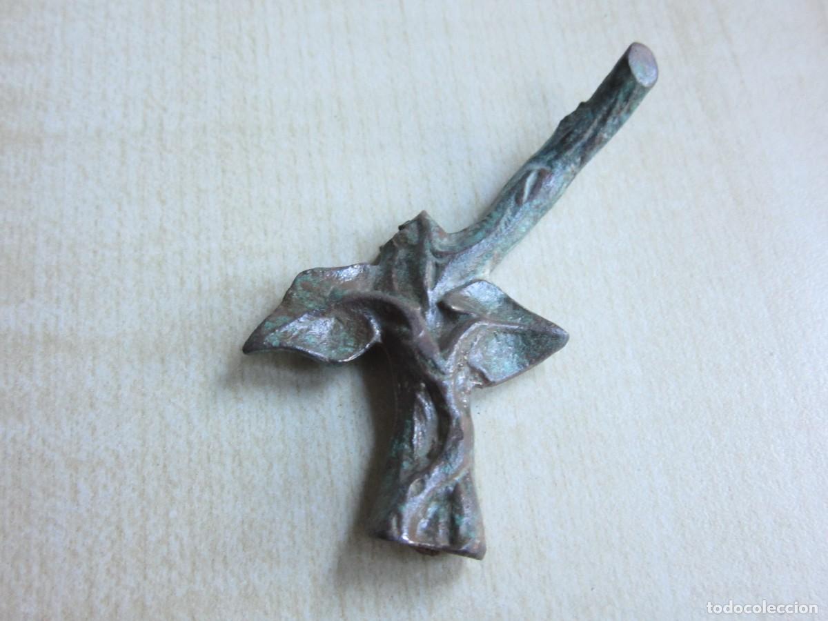 Antig&uuml;edades: Figura decorativa vegetal de bronce Posible S XVIII-XIX Medidas 6 x 5 cm