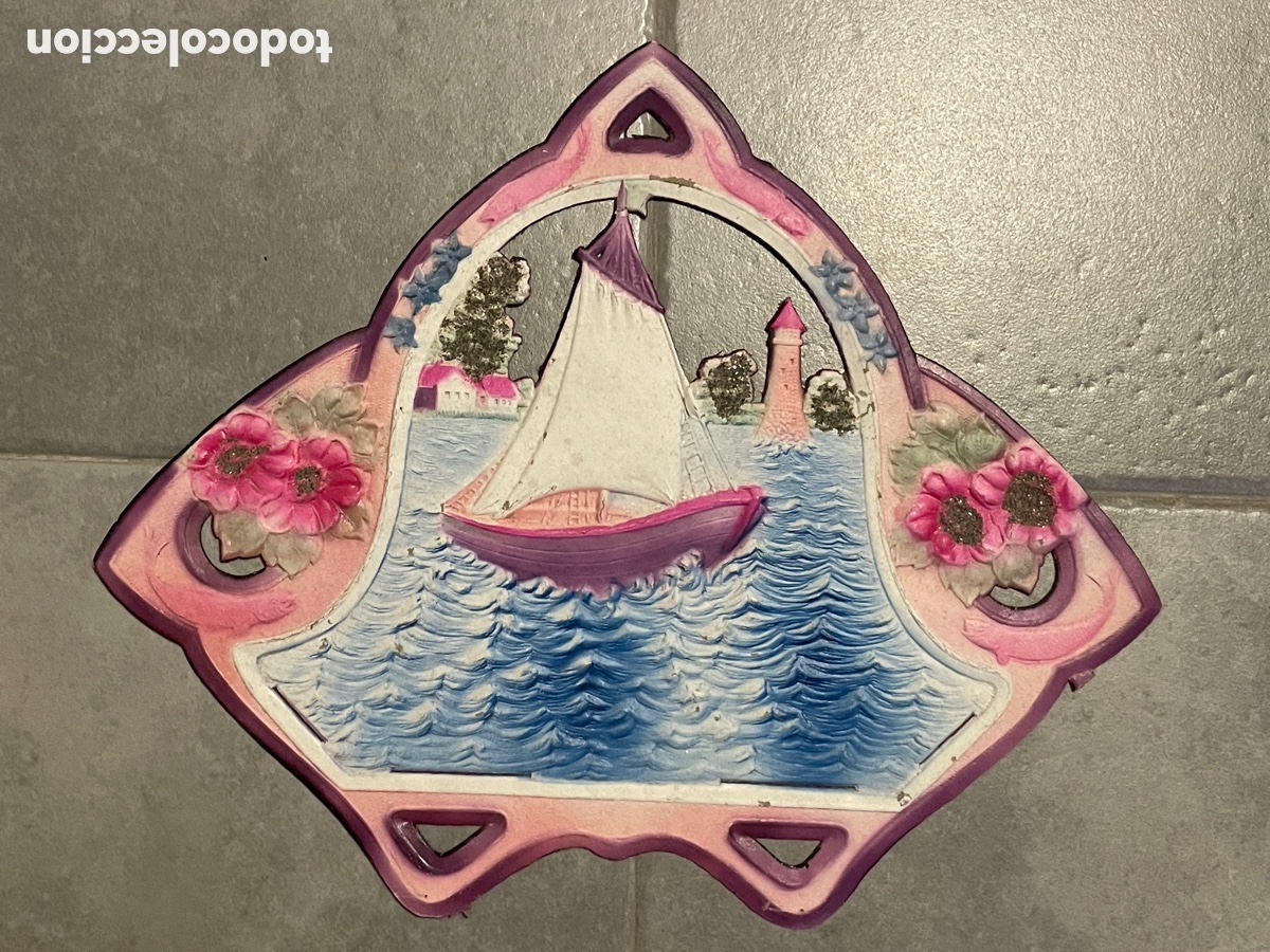 Antiquit&auml;ten: Panel decorativo modernista. Mar, barco y faro. Cart&oacute;n y purpurina.