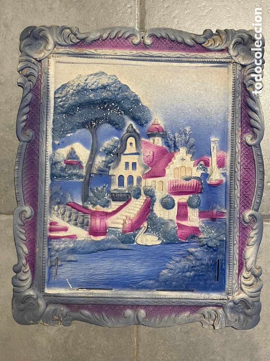 Antiquit&auml;ten: Panel decorativo modernista. Casa, &aacute;rbol y cisne. Cart&oacute;n con relieve.