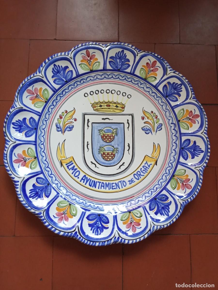 Antig&uuml;edades: Plato cer&aacute;mica de Talavera a&ntilde;os 70 con el escudo de Orgaz