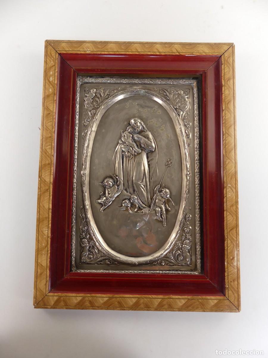 Antiguidades: BONITA DECORACION RELIGIOSA SANTO CON EL NI&Ntilde;O METAL Y MADERA