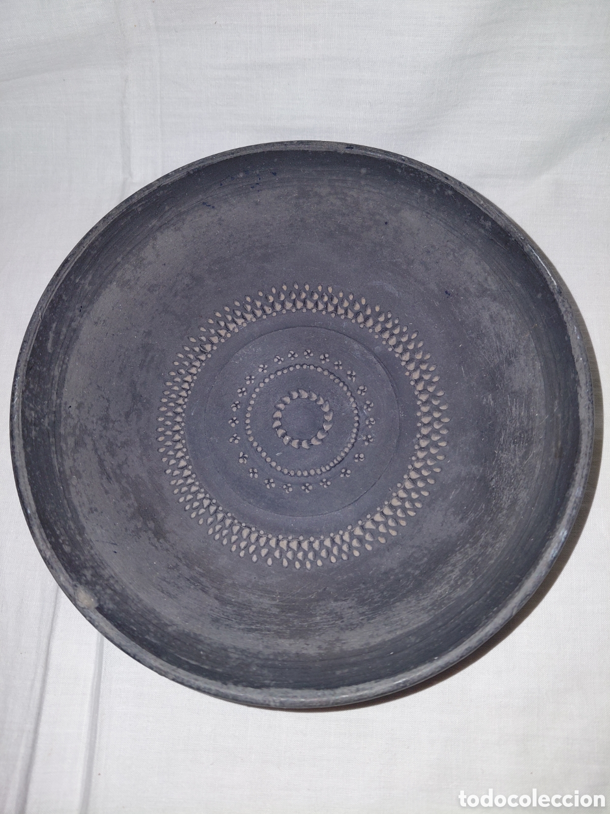 Antig&uuml;edades: PLATO DE CERAMICA NEGRAPOSIBLE LLAMAS DE MOURO FIRMADO EN LA BASE