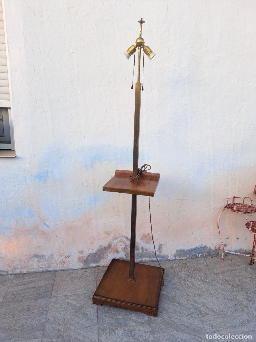 Antig&uuml;edades: Antigua lampara de pie de madera de teca con mesa auxiliar, mitad siglo XX
