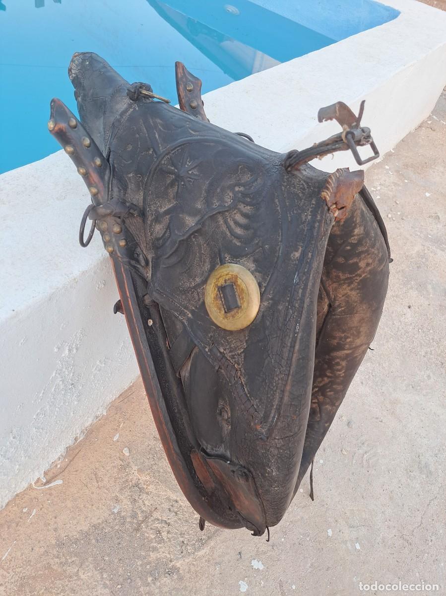 Antig&uuml;edades: Antigua collera de cuero con ornamentos de lat&oacute;n, cuero repujado.