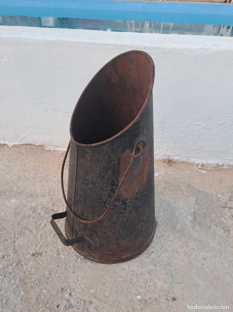 Antig&uuml;edades: Antiguo cubo de carb&oacute;n de metal.