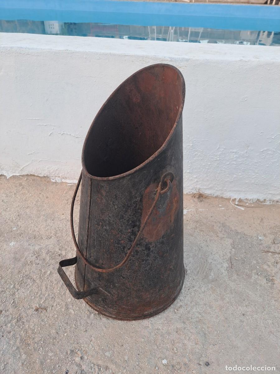 Antig&uuml;edades: Antiguo cubo de carb&oacute;n de metal. - Foto 2