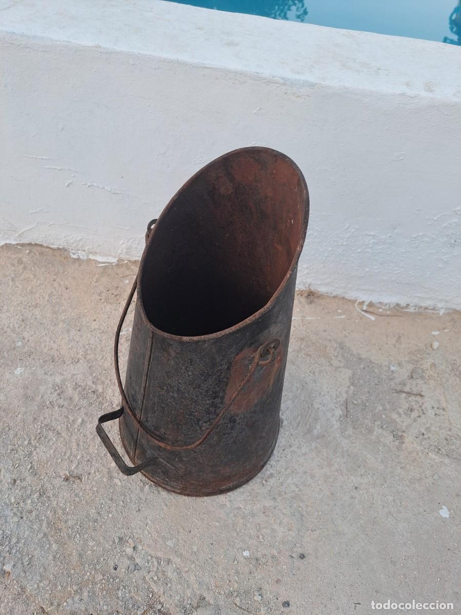 Antig&uuml;edades: Antiguo cubo de carb&oacute;n de metal. - Foto 3