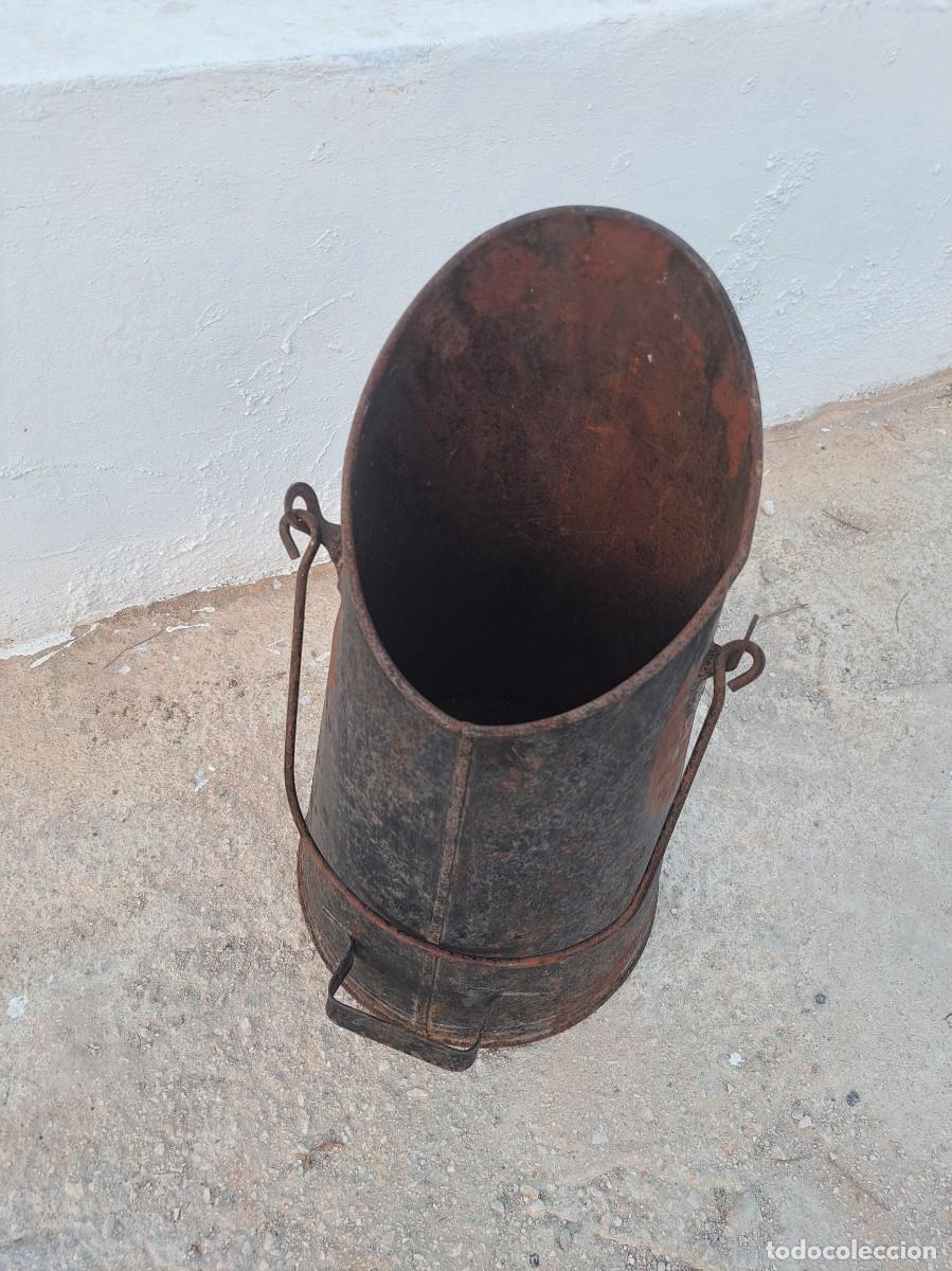 Antig&uuml;edades: Antiguo cubo de carb&oacute;n de metal. - Foto 4