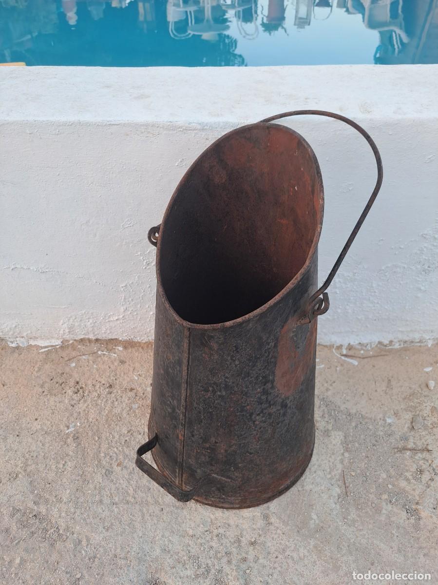 Antig&uuml;edades: Antiguo cubo de carb&oacute;n de metal. - Foto 6