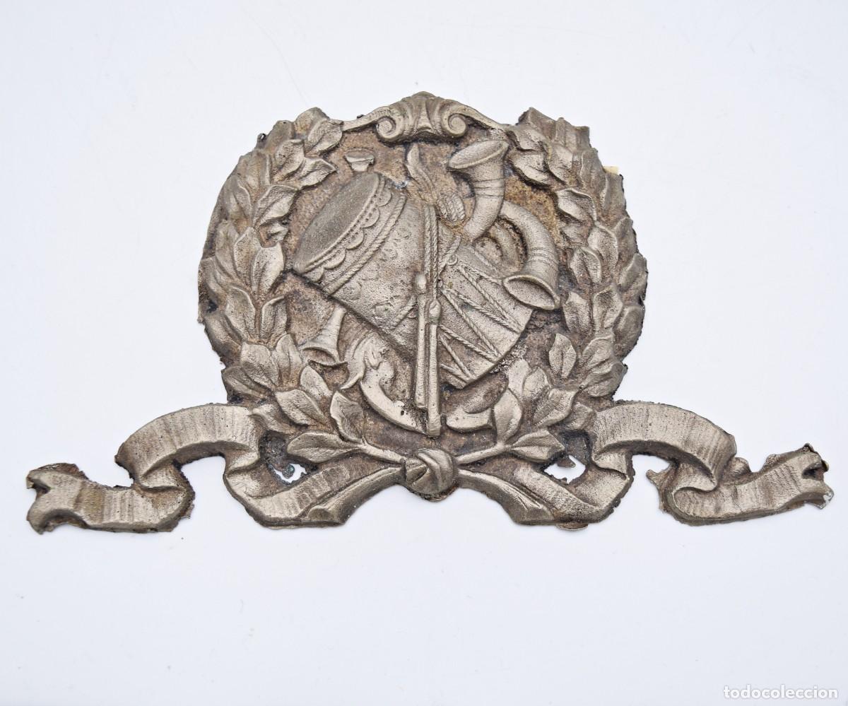 Antig&uuml;edades: Aplique / escudo de metal - Foto 4