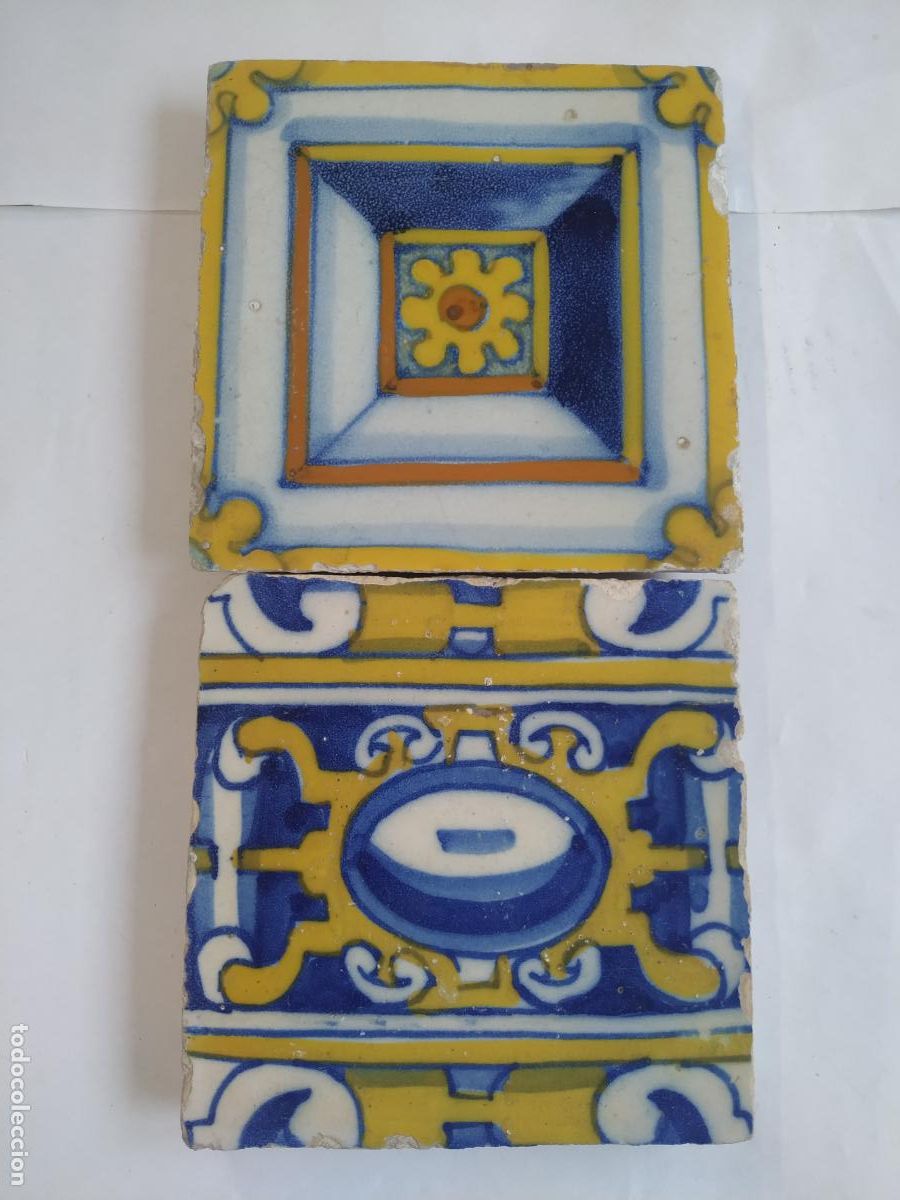Antiguidades: 2 Azulejos Talavera ( Toledo) d con &oacute;valo herrajes y roseta S. XVI