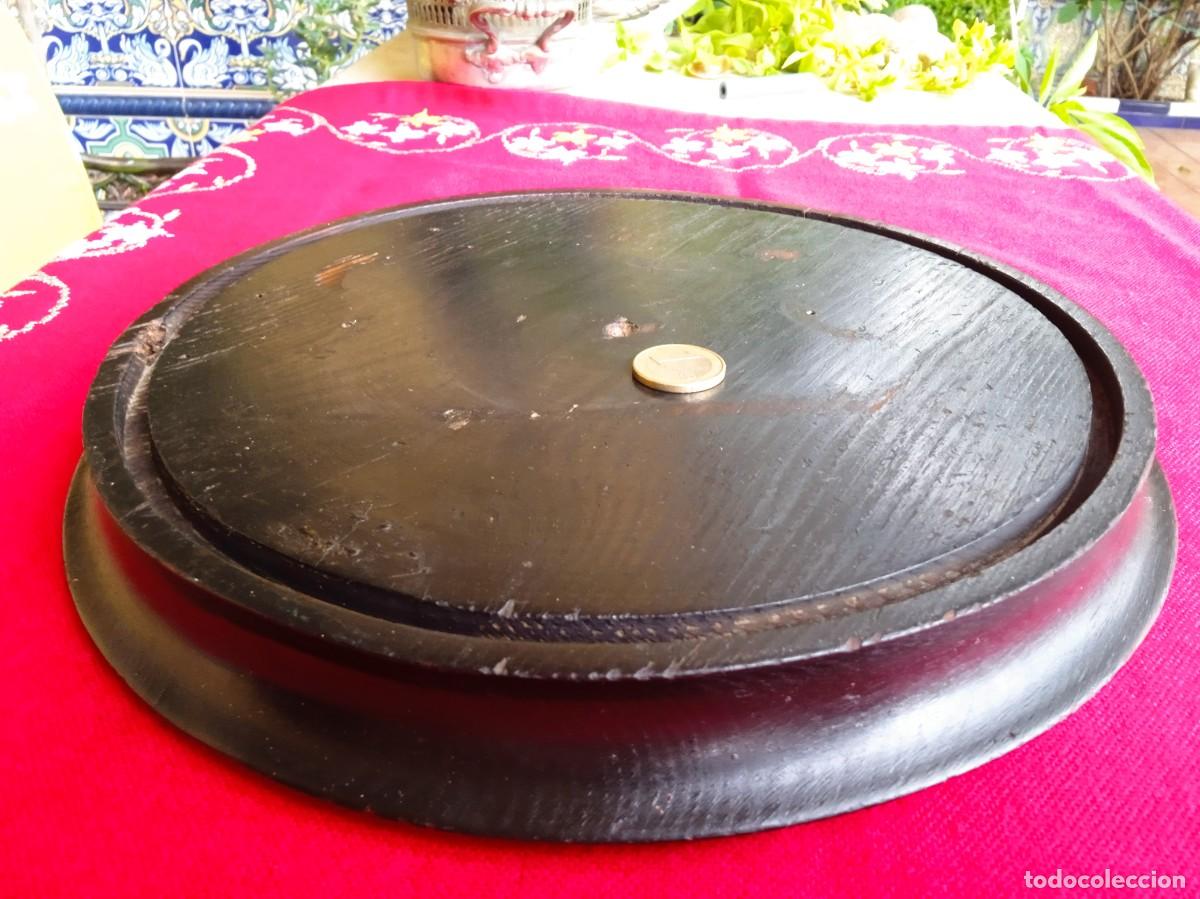 Antig&uuml;edades: Peana m&eacute;nsula de madera para figura